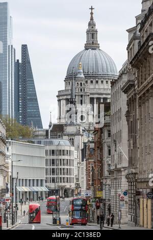 Von Fleet St, die auf Ludgate Hill in London schaut, fast verlassen am 13. April 2020 während der Sperre für die Covid 19 Pandemie und Osterferien. Stockfoto