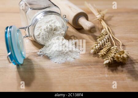 Mehl in Glas Glas mit Rolling Pin und Riemenscheiben von Weizen Stockfoto