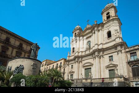 Statue von Kardinal Giuseppe Dusmet vor der Kirche des Heiligen Franziskus in Catania, Sizilien, Italien Stockfoto