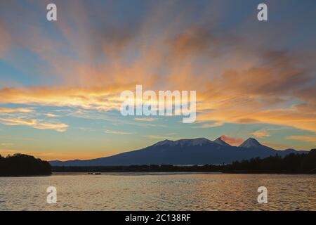 Schönen Sonnenaufgang über Vulkane Kluchevskaya Gruppe mit Reflexion des Flusses Kamtschatka. Stockfoto