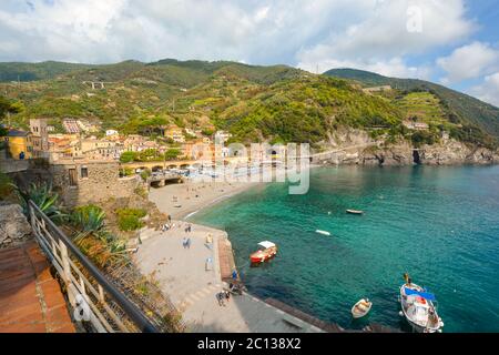 Der Sandstrand Spiaggia di Monterosso al Mare an der alten Seite der Cinque Terre Italien Resort Village von Monterosso al Mare mit Touristen und Boote im Meer Stockfoto