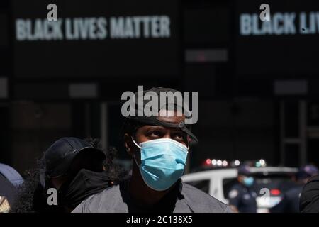 New York, NY, USA. Juni 2020. Demonstranten versammeln sich auf dem Times Square, um über den Tod von George Floyd in New York am 13. Juni 2020 zu demonstrieren. Quelle: Bryan Smith/ZUMA Wire/Alamy Live News Stockfoto