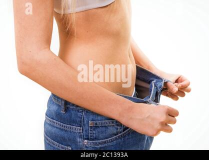 Schlanke Frau zieht übergroßen jeans Stockfoto