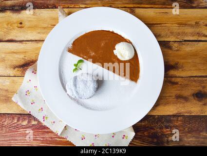 Schokoladen-Brownie mit Vanille-Eis Stockfoto