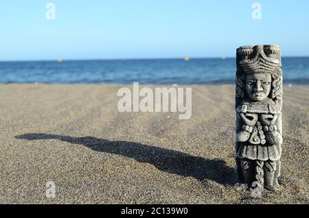 Antike Maya-Statue auf dem Sandstrand Stockfoto