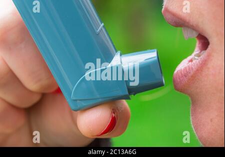 Nahaufnahme einer Frau mit Asthma-Aerosol Stockfoto