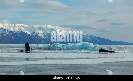 Fotografen schießen Eisblöcke. Herrliche Winterlandschaft im Baikalsee. Stockfoto