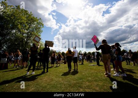 NORTHAMPTON, Großbritannien - 13. JUNI friedliche Demonstranten versammeln sich am Samstag, 13. Juni 2020, im Stadtzentrum von Northampton zur Demonstration der Angelegenheit der Schwarzen Leben. (Kredit: MI Nachrichten & Sport /Alamy Live Nachrichten Stockfoto