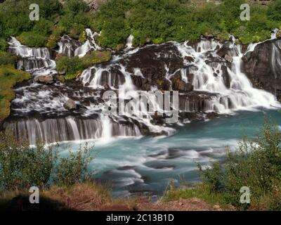 Hraunfossar Wasserfälle im Reykholt Valley in West Island Stockfoto