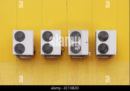 Mehrere äußere industrielle Klimaanlagen kühlen die in einem großen Einkaufszentrum im Sommer. Stockfoto