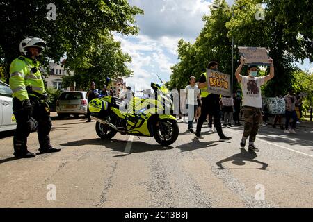 NORTHAMPTON, Großbritannien - 13. JUNI friedliche Demonstranten versammeln sich am Samstag, 13. Juni 2020, im Stadtzentrum von Northampton zur Demonstration der Angelegenheit der Schwarzen Leben. (Kredit: MI Nachrichten & Sport /Alamy Live Nachrichten Stockfoto