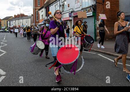 NORTHAMPTON, Großbritannien - 13. JUNI friedliche Demonstranten versammeln sich am Samstag, 13. Juni 2020, im Stadtzentrum von Northampton zur Demonstration der Angelegenheit der Schwarzen Leben. (Kredit: MI Nachrichten & Sport /Alamy Live Nachrichten Stockfoto