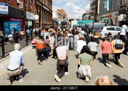 NORTHAMPTON, Großbritannien - 13. JUNI friedliche Demonstranten versammeln sich am Samstag, 13. Juni 2020, im Stadtzentrum von Northampton zur Demonstration der Angelegenheit der Schwarzen Leben. (Kredit: MI Nachrichten & Sport /Alamy Live Nachrichten Stockfoto