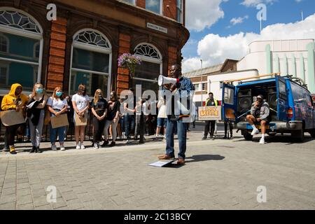 NORTHAMPTON, Großbritannien - 13. JUNI friedliche Demonstranten versammeln sich am Samstag, 13. Juni 2020, im Stadtzentrum von Northampton zur Demonstration der Angelegenheit der Schwarzen Leben. (Kredit: MI Nachrichten & Sport /Alamy Live Nachrichten Stockfoto