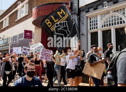 NORTHAMPTON, Großbritannien - 13. JUNI friedliche Demonstranten versammeln sich am Samstag, 13. Juni 2020, im Stadtzentrum von Northampton zur Demonstration der Angelegenheit der Schwarzen Leben. (Kredit: MI Nachrichten & Sport /Alamy Live Nachrichten Stockfoto