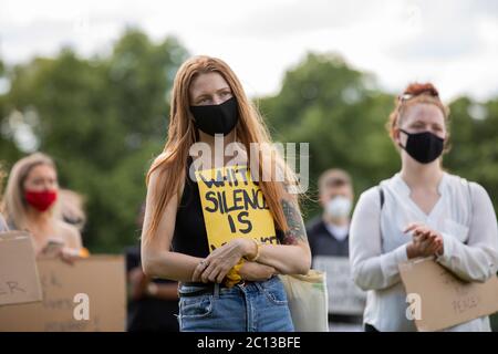 NORTHAMPTON, Großbritannien - 13. JUNI friedliche Demonstranten versammeln sich am Samstag, 13. Juni 2020, im Stadtzentrum von Northampton zur Demonstration der Angelegenheit der Schwarzen Leben. (Kredit: MI Nachrichten & Sport /Alamy Live Nachrichten Stockfoto