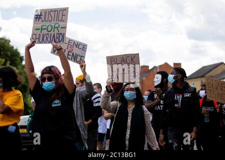 NORTHAMPTON, Großbritannien - 13. JUNI friedliche Demonstranten versammeln sich am Samstag, 13. Juni 2020, im Stadtzentrum von Northampton zur Demonstration der Angelegenheit der Schwarzen Leben. (Kredit: MI Nachrichten & Sport /Alamy Live Nachrichten Stockfoto