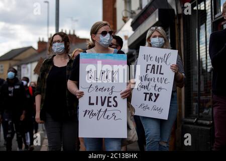 NORTHAMPTON, Großbritannien - 13. JUNI friedliche Demonstranten versammeln sich am Samstag, 13. Juni 2020, im Stadtzentrum von Northampton zur Demonstration der Angelegenheit der Schwarzen Leben. (Kredit: MI Nachrichten & Sport /Alamy Live Nachrichten Stockfoto