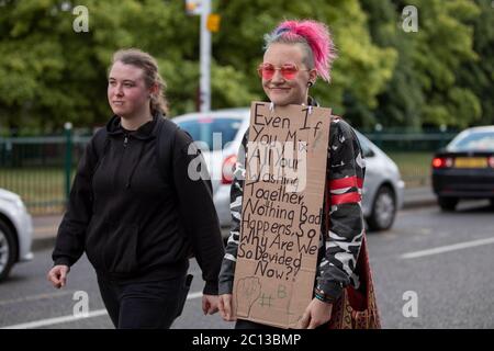 NORTHAMPTON, Großbritannien - 13. JUNI friedliche Demonstranten versammeln sich am Samstag, 13. Juni 2020, im Stadtzentrum von Northampton zur Demonstration der Angelegenheit der Schwarzen Leben. (Kredit: MI Nachrichten & Sport /Alamy Live Nachrichten Stockfoto