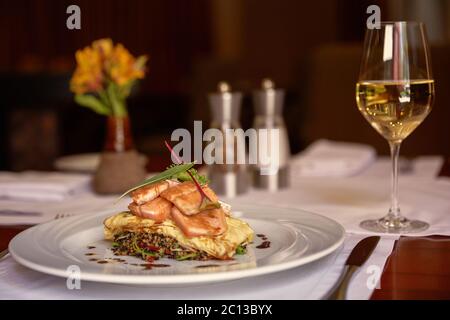 Die Peruanische Fisch Trucha serviert in einem Restaurant Stockfoto