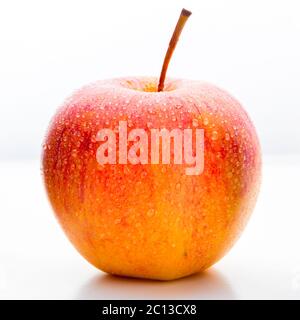 Reifer Apfel auf weißem Hintergrund Stockfoto