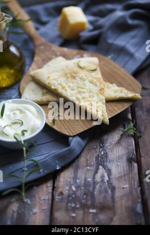 Focaccia mit Olivenöl, Parmesankäse, weißer Sause und Rosmarin Stockfoto