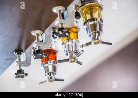 Nahaufnahme eines farbenfrohen Alkoholdispensers in einer Bar Stockfoto