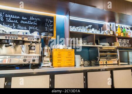La Defense, Frankreich - 17. Juli 2016: Innenansicht auf dem Counter des großen traditionellen französischen Restaurants in der Verteidigungsstadt, das größte Stockfoto
