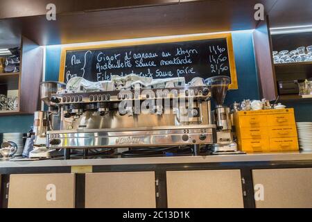 La Defense, Frankreich - 17. Juli 2016: Innenansicht auf dem Counter des großen traditionellen französischen Restaurants in der Verteidigungsstadt, das größte Stockfoto