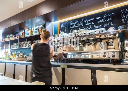 La Defense, Frankreich - 17. Juli 2016: Verschwommene Bardame in großen traditionellen französischen Restaurant in la Defense Stadt, die größte Unternehmer Stockfoto