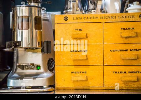 La Defense, Frankreich - 17. Juli 2016: Nahaufnahme auf Vintage-T-Box und Kaffeemühle in einem großen traditionellen französischen Restaurant in La d Stockfoto