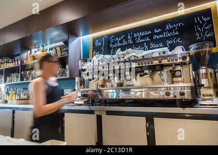 La Defense, Frankreich - 17. Juli 2016: Verschwommene Bardame in großen traditionellen französischen Restaurant in la Defense Stadt, die größte Unternehmer Stockfoto