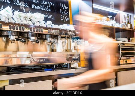La Defense, Frankreich - 17. Juli 2016: Verschwommene Bardame in großen traditionellen französischen Restaurant in la Defense Stadt, die größte Unternehmer Stockfoto