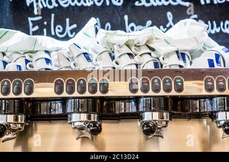La Defense, Frankreich - 17. Juli 2016: Innenansicht des großen traditionellen französischen Restaurants in der Verteidigungsstadt, dem großen Stockfoto