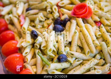 Nudelsalat aus Penne und Gemüse Stockfoto