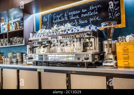 La Defense, Frankreich - 17. Juli 2016: Innenansicht des großen traditionellen französischen Restaurants in der Verteidigungsstadt, dem großen Stockfoto