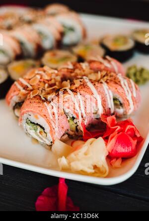 Set Sushi mit Wasabi, Sojasauce auf schwarzem Stein Schiefergrund Stockfoto