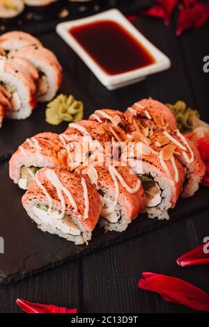 Set Sushi mit Wasabi, Sojasauce auf schwarzem Stein Schiefergrund Stockfoto