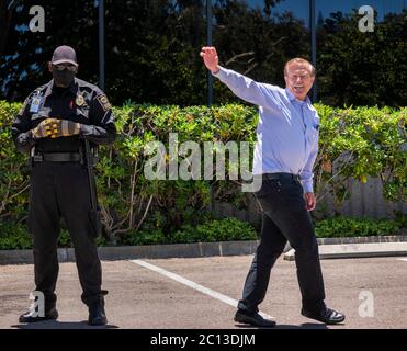 13. Juni 2020, San Diego, Kalifornien, USA: ROBERT HERING, Sr., rechts, winkt, als er eine Gruppe von etwa 50 Menschen verlässt, die sich am Hauptsitz des in San Diego ansässigen One America News Network versammelt hatten, um zu protestieren, was sie sagen, ist eine Reihe von Lügen, Fehlinformationen und Verschwörungstheorien, die von der Firma propagiert werden. Hering sprach mit der Gruppe über die Integrität der Berichterstattung des Unternehmens. Der Kanal, bekannt als OANN oder OAN, wurde 2013 von Herring gegründet und ist ein rechtsgerichtes Medienunternehmen, das Präsident Trump als regelmäßigen Zuschauer zählt. Trump war Gegenstand der Kritik, nachdem er einen Betrüger erneut getweeteten hatte Stockfoto