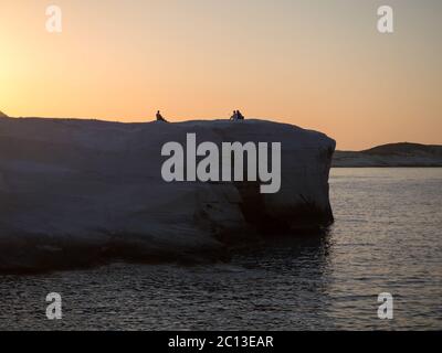 Sarakiniko Strand mit weißen Felsformationen in Milos Insel, Griechenland Stockfoto