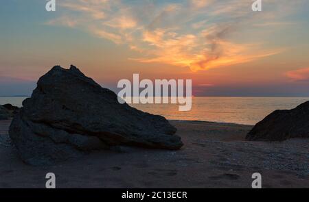 Sonnenuntergang über dem Asowschen Meer am Strand von Generälen. Karalar regionale Landschaftsparks auf der Krim. Stockfoto