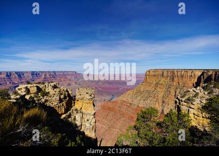 Blick über die Hochebenen und hinunter in den Grand Canyon und Colorado River. Stockfoto