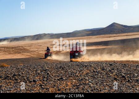 Touristische Pilotierung ein Quad in der marokkanischen Wüste Stockfoto