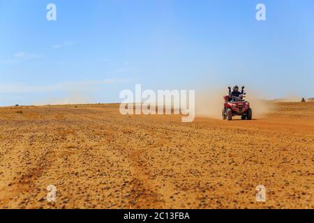 Touristische Pilotierung ein Quad in der marokkanischen Wüste Stockfoto