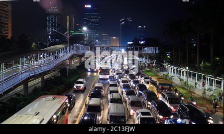 Jakarta, Indonesien - 31. August 2018: Stau in den Stoßzeiten bei Jalan Sudirman am Freitagabend. Stockfoto