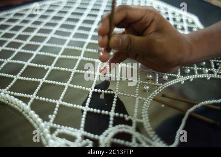 DHAKA, BANGLADESCH 2. Juli : Arbeiter näht sich einen Mantel zum Verkauf vor dem Eid Al Fitr Festival in Dhaka am 02. Juli 2015. Ramadan ist der größte Spendin Stockfoto