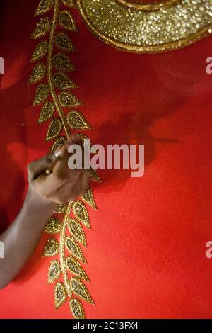 DHAKA, BANGLADESCH 2. Juli : Arbeiter näht sich einen Mantel zum Verkauf vor dem Eid Al Fitr Festival in Dhaka am 02. Juli 2015. Ramadan ist der größte Spendin Stockfoto