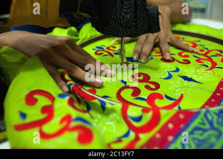 DHAKA, BANGLADESCH 2. Juli : Arbeiter näht sich einen Mantel zum Verkauf vor dem Eid Al Fitr Festival in Dhaka am 02. Juli 2015. Ramadan ist der größte Spendin Stockfoto