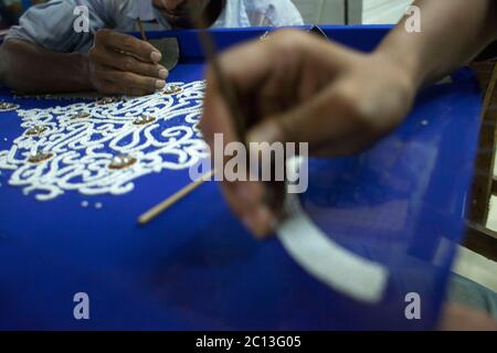 DHAKA, BANGLADESCH 2. Juli : Arbeiter näht sich einen Mantel zum Verkauf vor dem Eid Al Fitr Festival in Dhaka am 02. Juli 2015. Ramadan ist der größte Spendin Stockfoto