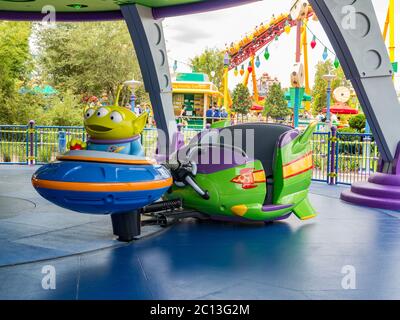 ORLANDO, FLORIDA – 1. Juli 2018 – Alien Swirling Saucers Ride Vehicle in Toy Story Land in Hollywood Studios, Walt Disney World, Eröffnung Juni Stockfoto